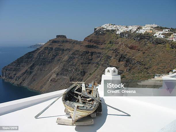 Старая Лодка На Крыше — стоковые фотографии и другие картинки Без людей - Без людей, Горизонтальный, Греция