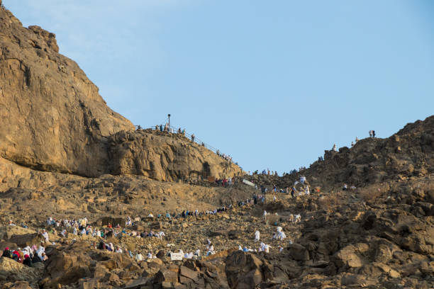 預言者ムハンマドへの最初の啓示の場所。イスラム教徒の巡礼者は、ヒラ洞窟のある光の山「ジャバルアルヌール」に登ります。 - ヒラーの洞窟 ストックフォトと画像