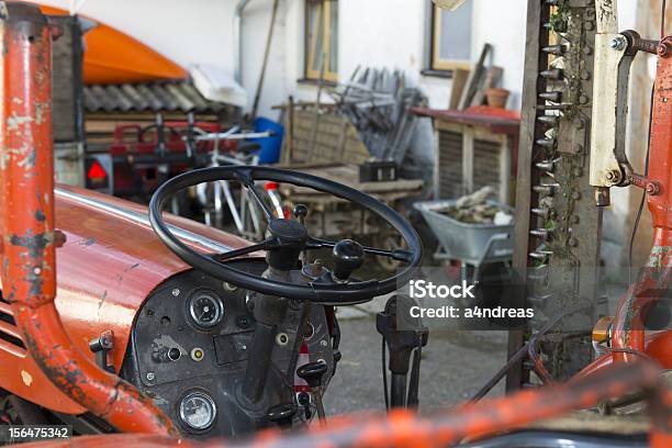 Widok W Kokpicie Stary Czerwony Traktor - zdjęcia stockowe i więcej obrazów Brązowy - Brązowy, Czerwony, Fotografika