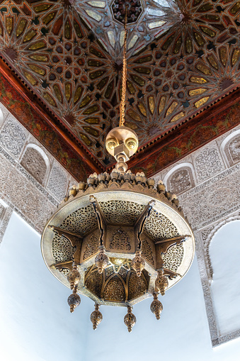 Hermosa lámpara de araña en la Medersa Ben Youssef photo