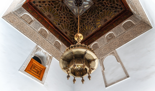 Hermosa lámpara de araña en la Medersa Ben Youssef photo