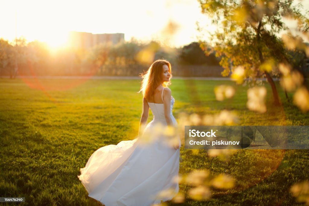 Mujer en vestido de novia - Foto de stock de Glamour libre de derechos