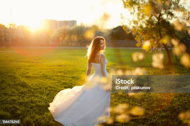 Mujer En Vestido De Novia Foto de stock y más banco de imágenes de Glamour - Glamour, Novia - Boda, Adulto