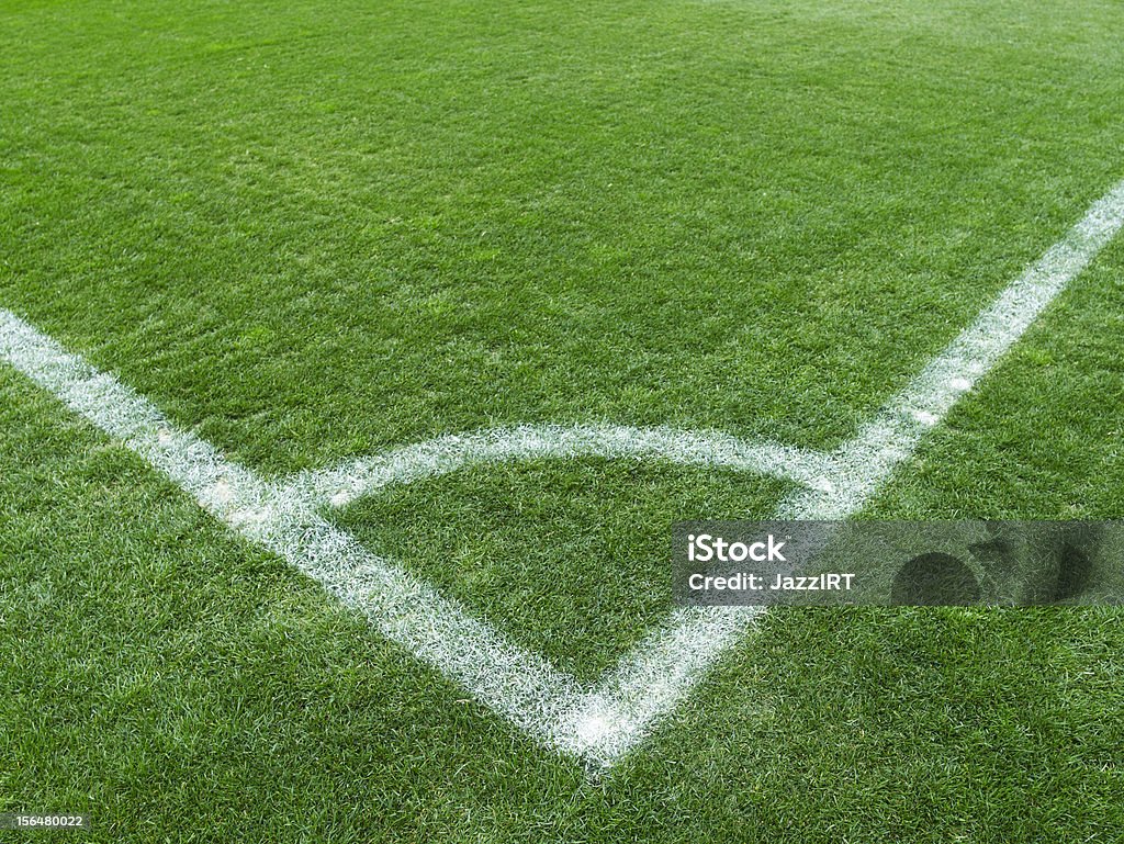 フットボール（サッカー）フィールドコーナーにホワイトのマーク - カラー画像のロイヤリティフリーストックフォト