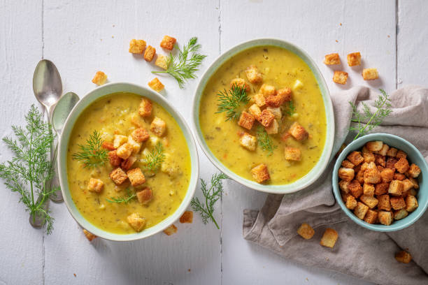 hot cucumber soup made of potatoes and gherkins. - kruton stok fotoğraflar ve resimler