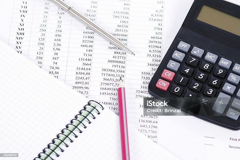 Calculadora y el informe financiero - Foto de stock de Bolígrafo de punta esférica libre de derechos