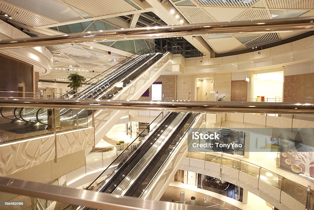 Escalera mecánica en el centro comercial - Foto de stock de Centro comercial libre de derechos