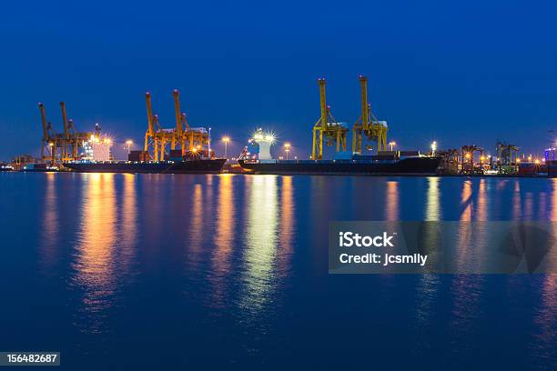 Envase De Transporte De Carga Por Barco Con Puente Shipya Grúa De Trabajo Foto de stock y más banco de imágenes de Agua