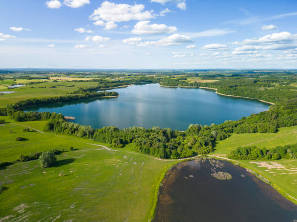 vista aérea del lago wuksniki - el lago más profundo del distrito de los lagos de masuria, polonia. - masuren fotografías e imágenes de stock