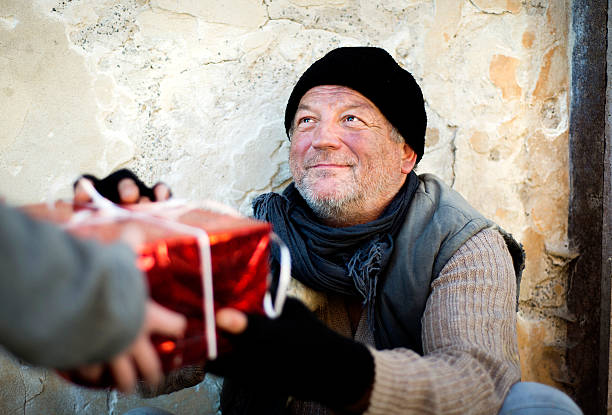 рождественский подарок для бездомных человек - panhandling стоковые фото и изображения