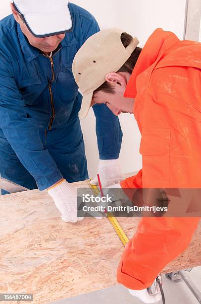 Operaio Edile Facendo Misurazione - Fotografie stock e altre immagini di Adulto - Adulto, Arancione, Artigiano