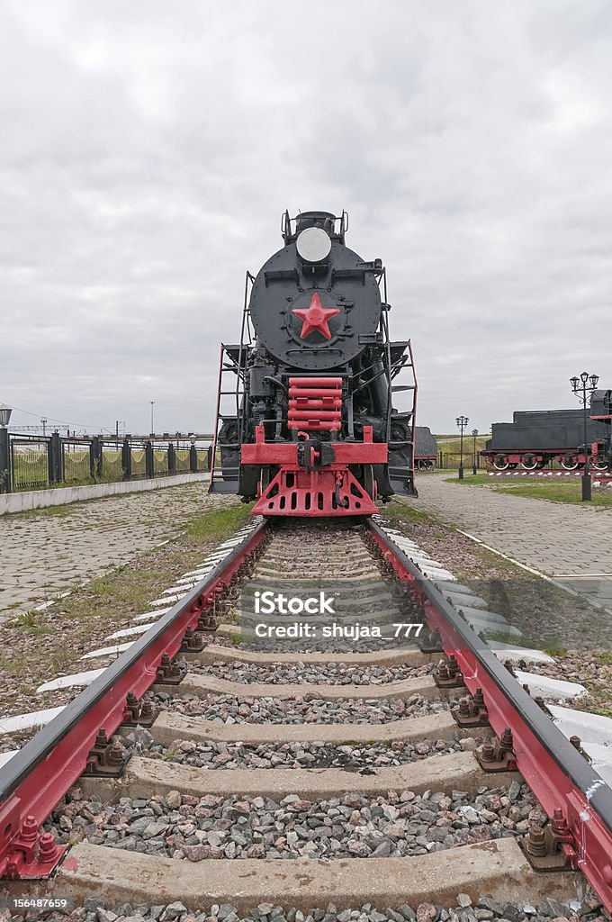 Old black steam locomotive an einem wolkigen Himmel Hintergrund - Lizenzfrei Alt Stock-Foto