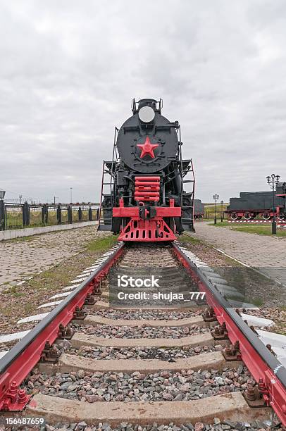 Old Black Steam Locomotive An Einem Wolkigen Himmel Hintergrund Stockfoto und mehr Bilder von Alt