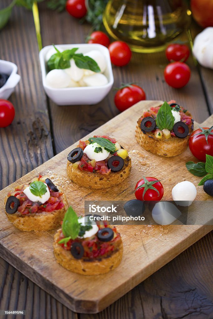 Bruschetta con mozzarella - Foto stock royalty-free di Alimentazione sana