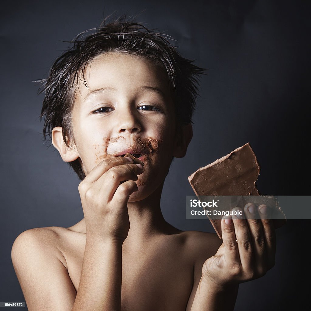 Drôle petit garçon avec un chocolat - Photo de Chocolat libre de droits