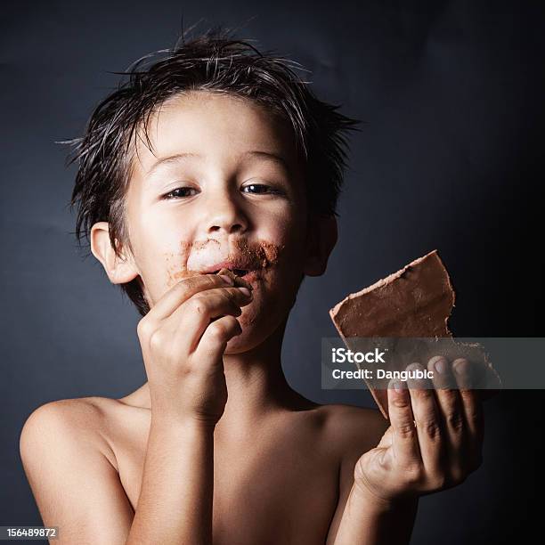 Photo libre de droit de Drôle Petit Garçon Avec Un Chocolat banque d'images et plus d'images libres de droit de Chocolat - Chocolat, Enfant, Antihygiénique