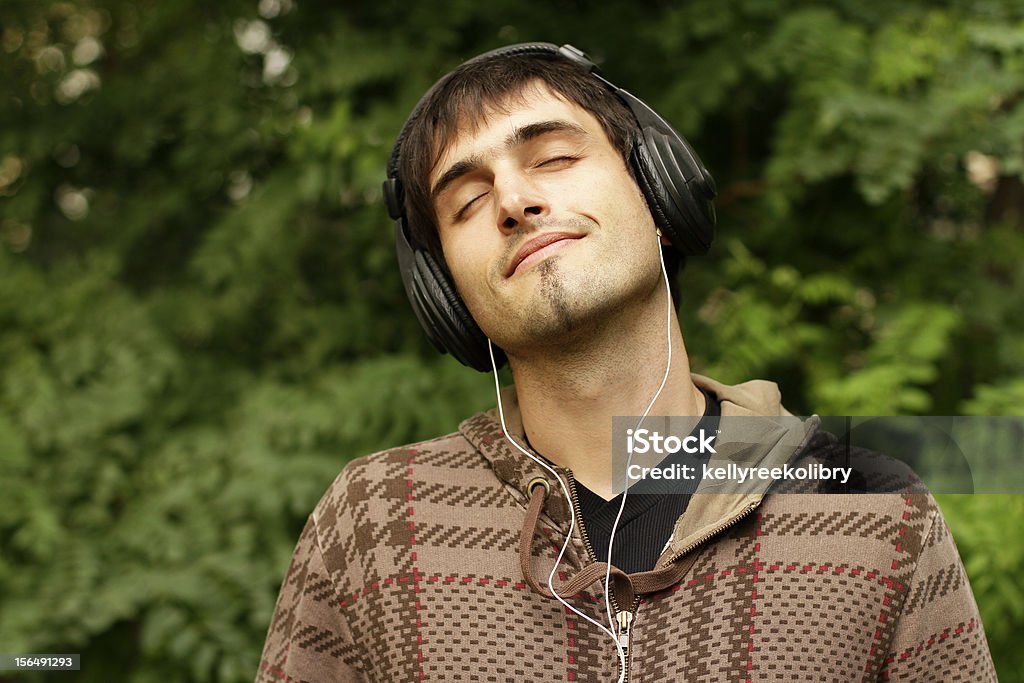 Guy Adora la musica - Foto stock royalty-free di Adulto