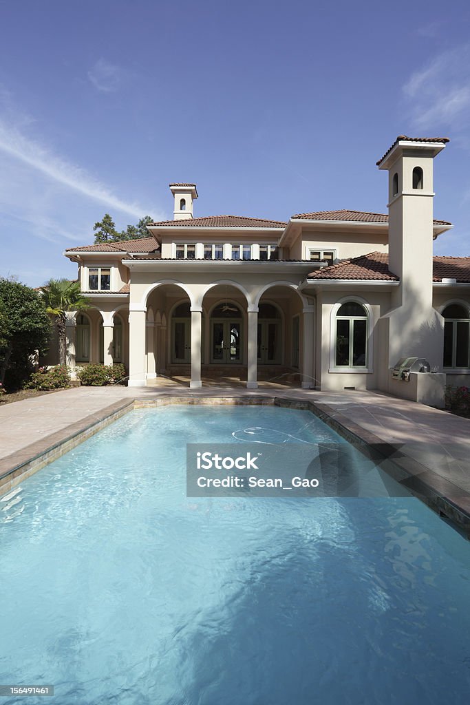 Una casa junto a la piscina en el cielo azul - Foto de stock de Agua libre de derechos