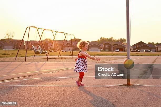 Photo libre de droit de Petite Fille Sur Un Terrain De Jeu banque d'images et plus d'images libres de droit de Aire de jeux - Aire de jeux, Spirobole, Cour de récréation