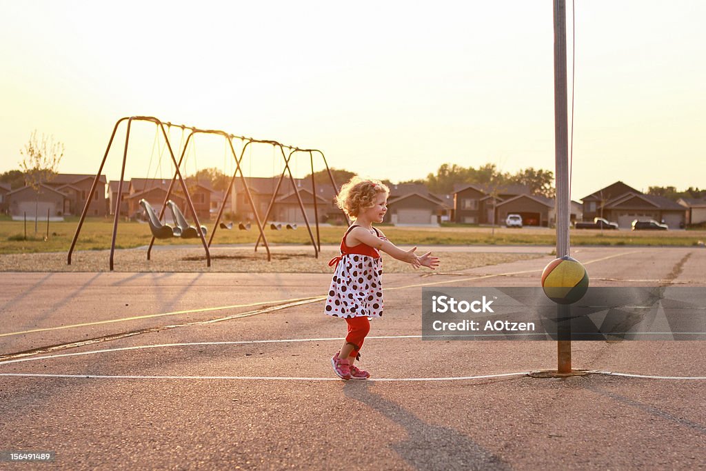 Menina em um Parque Infantil - Royalty-free Jogo de Rodar a Bola Foto de stock