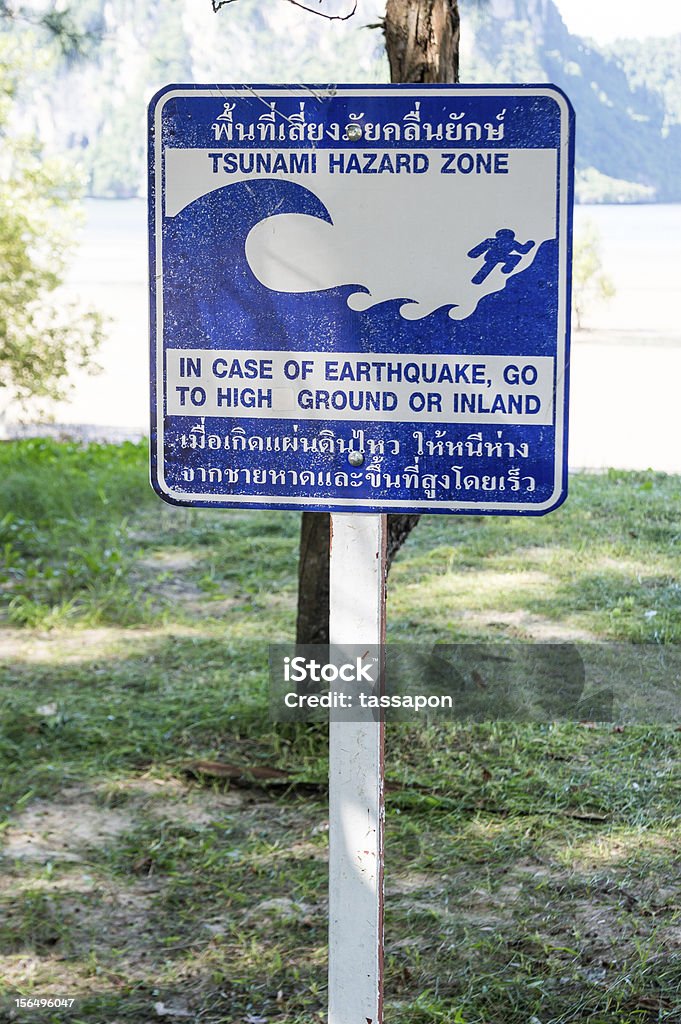 Señal de advertencia de tsunamis en la playa - Foto de stock de Agua libre de derechos
