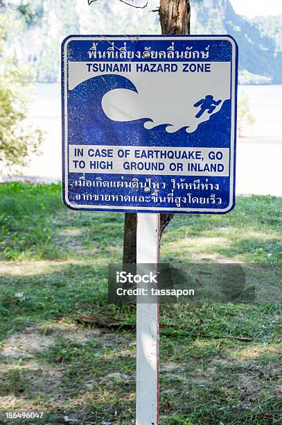 Señal De Advertencia De Tsunamis En La Playa Foto de stock y más banco de imágenes de Agua - Agua, Aire libre, Catástrofe natural