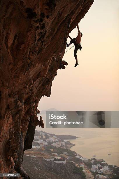 Foto de Rock Alpinista Ao Pôr Do Sol e mais fotos de stock de Escalação em rocha - Escalação em rocha, Montanhismo, Escalar