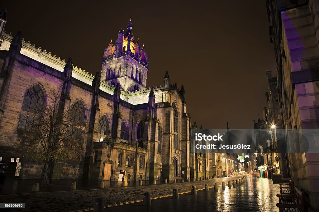 Royal Mile w nocy. Edinburh, Szkocja - Zbiór zdjęć royalty-free (Deszcz)