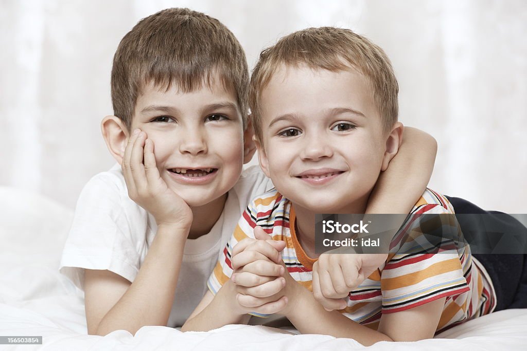 Retrato de niños en la cama - Foto de stock de Alegría libre de derechos