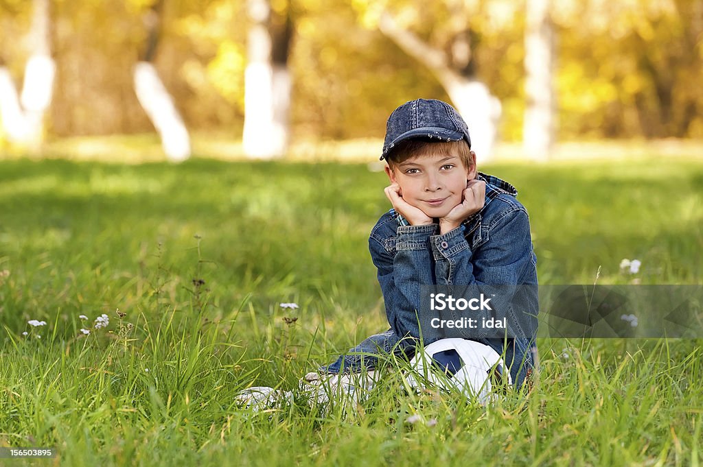 Petit garçon avec un ballon sur la nature - Photo de Assis libre de droits