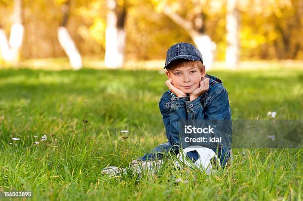 Chłopiec Z Piłką W Charakterze - zdjęcia stockowe i więcej obrazów Dzieciństwo - Dzieciństwo, Dziecko, Dzień