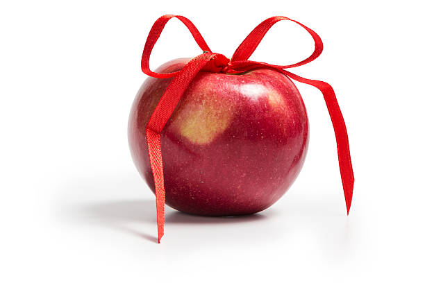 una mela rossa con nastro - gift apple ribbon fruit foto e immagini stock