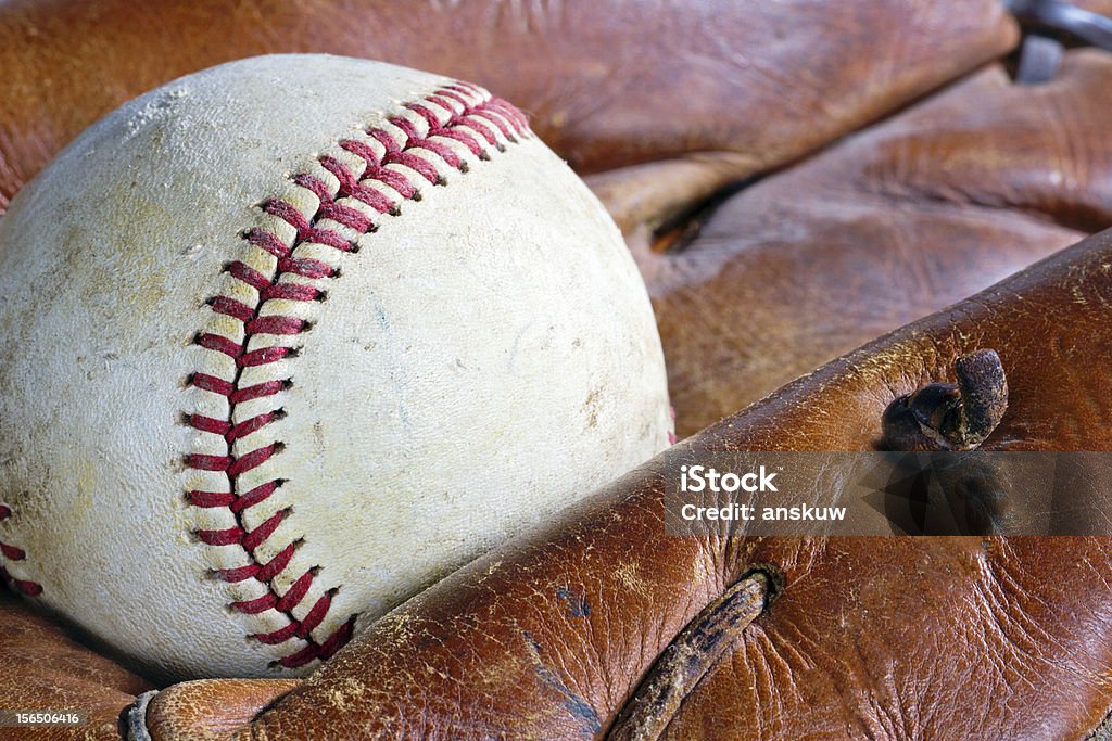 늙음 야구공 글러브를 ball - 로열티 프리 가죽 스톡 사진