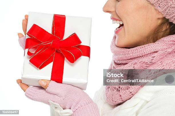 Nahaufnahme Der Weihnachtsgeschenkbox In Der Hand Der Frau Stockfoto und mehr Bilder von Erwachsene Person