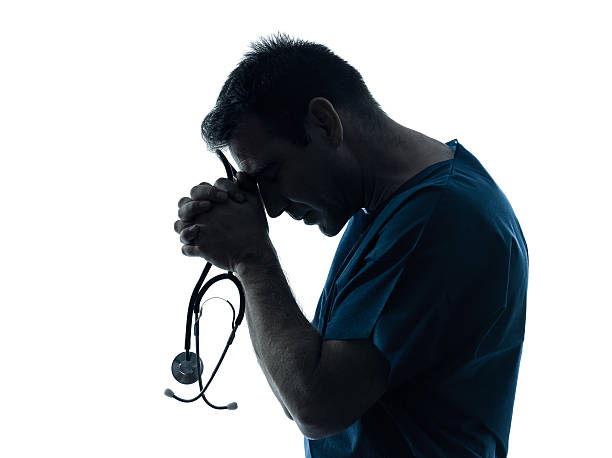 médecin prier silhouette homme portrait - problems healthcare and medicine failure doctor photos et images de collection