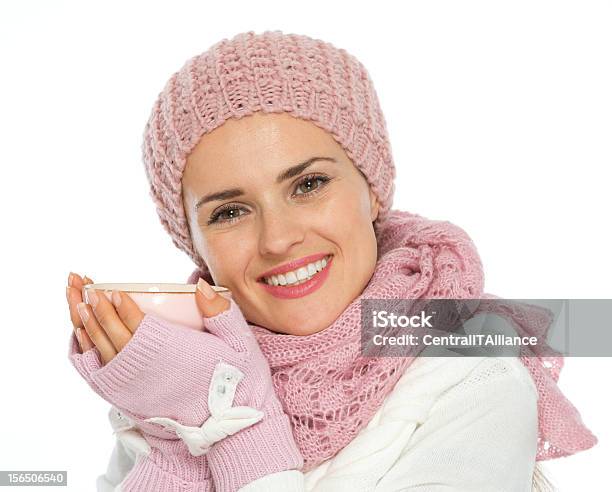 Mujer Feliz En La Bufanda Y Hat Holding Taza De Té Foto de stock y más banco de imágenes de Adulto - Adulto, Agarrar, Bebida