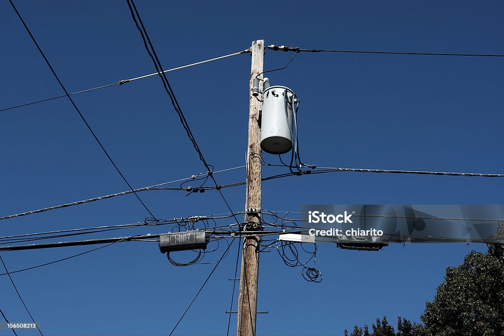 Líneas de potencia sobre polos - Foto de stock de Alambre libre de derechos