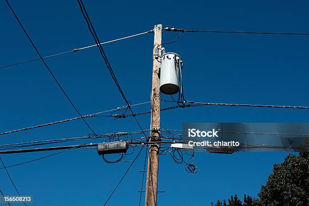 Líneas De Potencia Sobre Polos Foto de stock y más banco de imágenes de Alambre - Alambre, Azul, Cable
