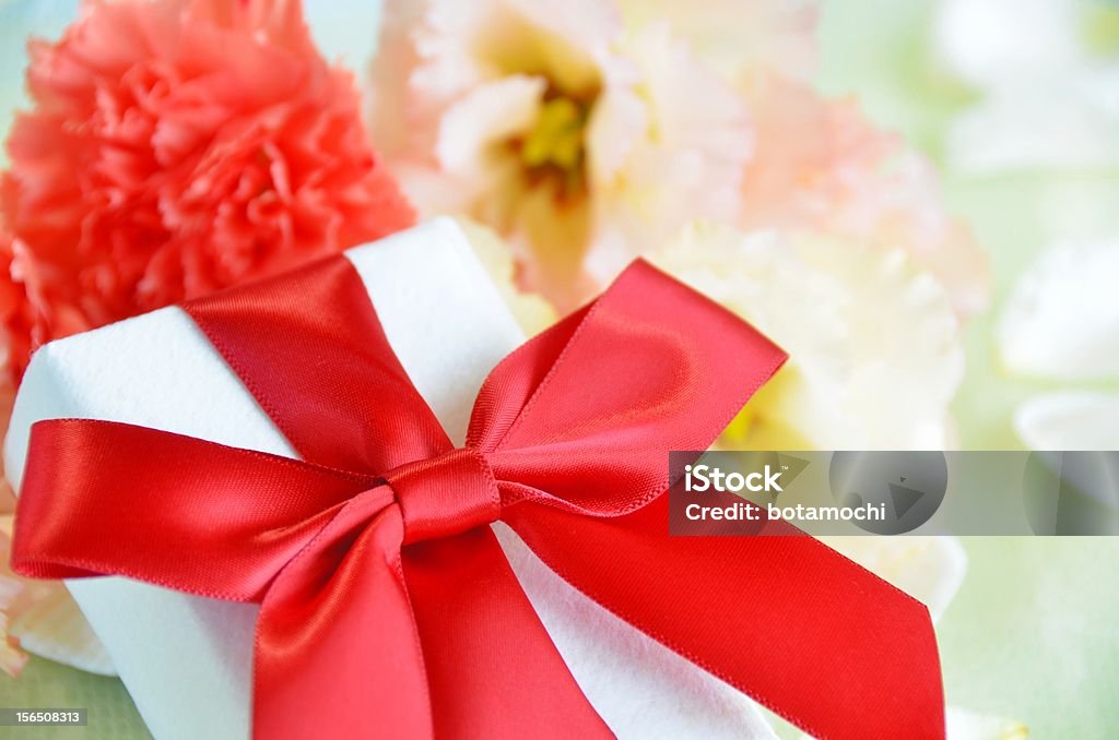 Caixa de presente com flores - Foto de stock de Caixa de presentes royalty-free