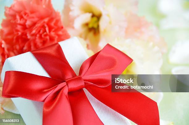 Foto de Caixa De Presente Com Flores e mais fotos de stock de Caixa de presentes - Caixa de presentes, Comemoração - Conceito, Cravo - Cravina da China