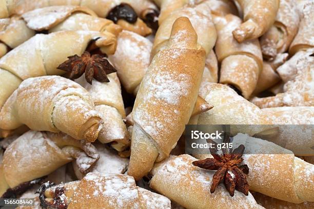 Recémcozido Croissants - Fotografias de stock e mais imagens de Amarelo - Amarelo, Assado no Forno, Bola doce