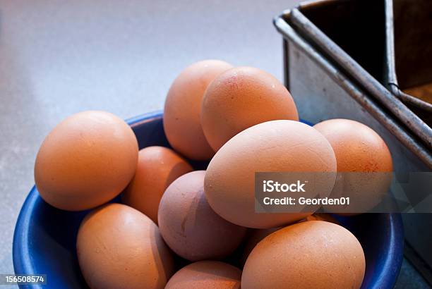 Photo libre de droit de Il Vous Suffit Dajouter Les Œufs banque d'images et plus d'images libres de droit de Bleu - Bleu, Bol et saladier, Cuisiner