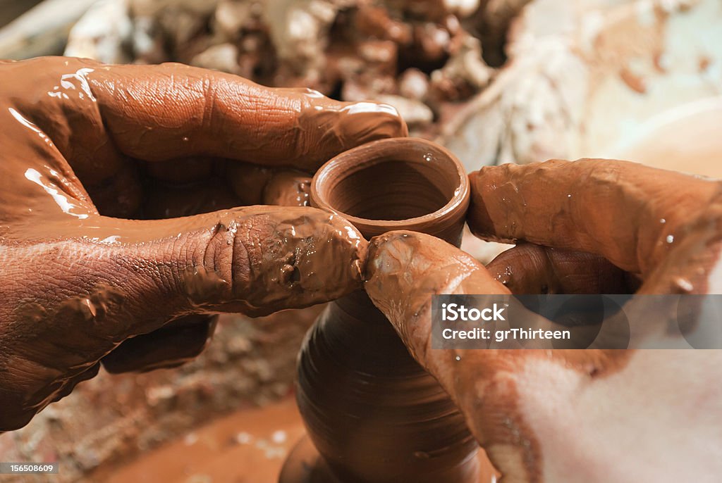 Hände eines potter, die eine erdige Einmachglas - Lizenzfrei Autorität Stock-Foto