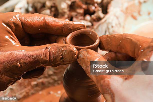 Las Manos De Un Aislador Creando Un Frasco De Tierra Foto de stock y más banco de imágenes de Adulto