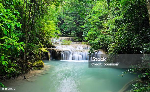 Las Hermosas Cataratas Foto de stock y más banco de imágenes de Agua - Agua, Aire libre, Belleza de la naturaleza