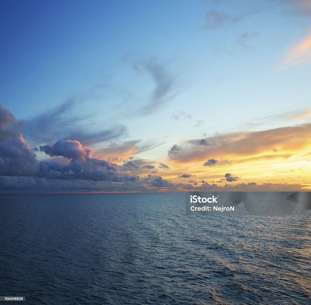 Красивый закат над на океан - Стоковые фото Без людей роялти-фри