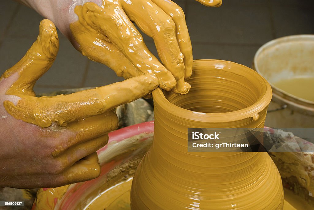 Potter en su taller de trabajo - Foto de stock de Adulto libre de derechos