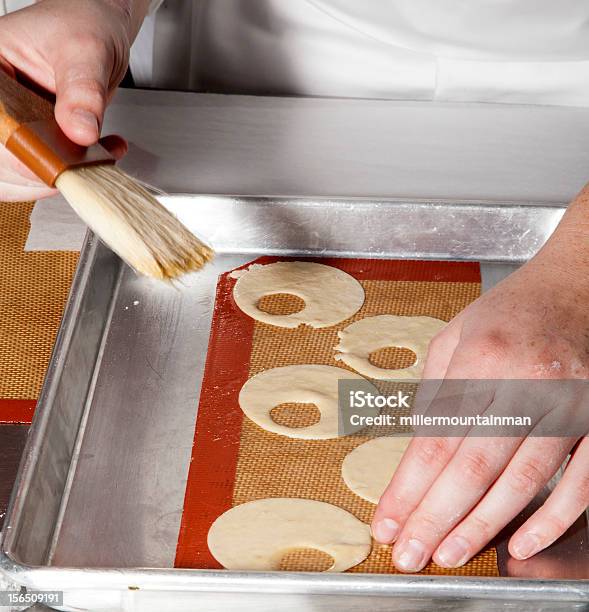 Cepillar El Pastel De Mantequilla Foto de stock y más banco de imágenes de Alimento - Alimento, Cepillar, Chef