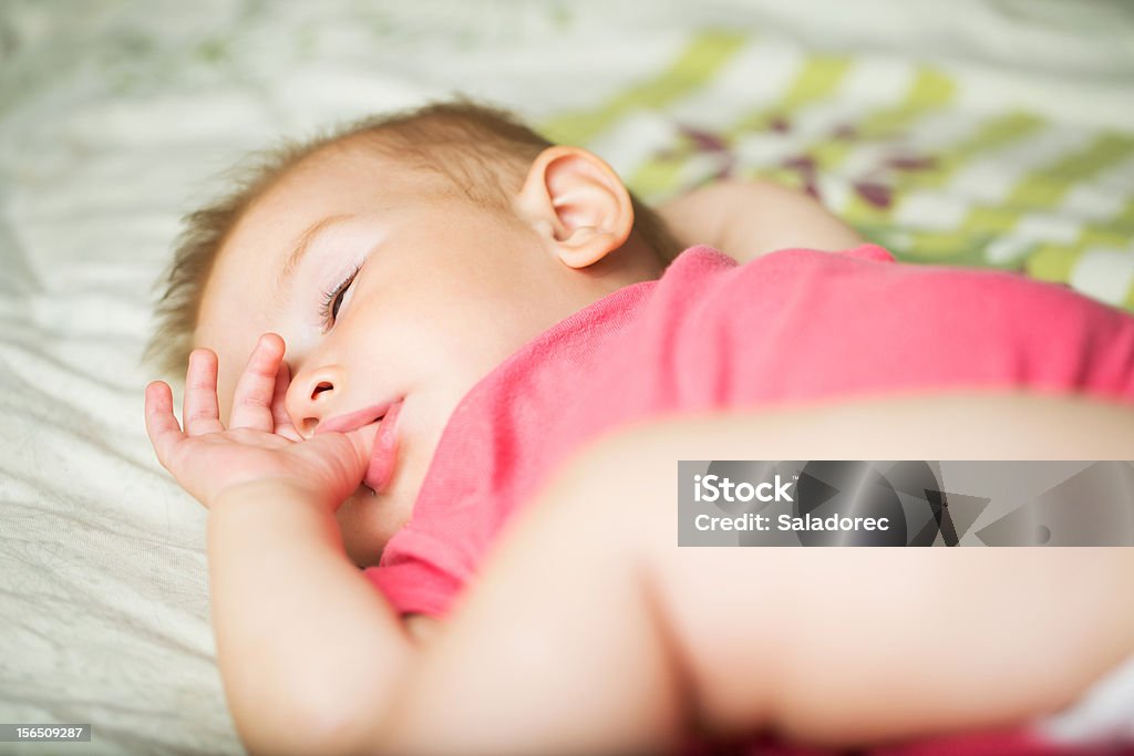 Ładny dziewczynka spania - Zbiór zdjęć royalty-free (Dzieciństwo)