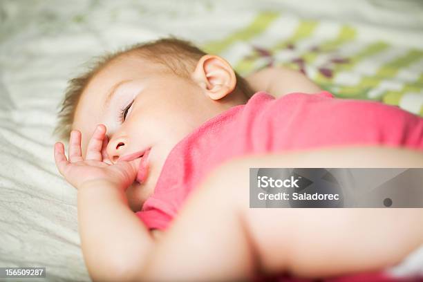 Cute Bebê Menina Dormir - Fotografias de stock e mais imagens de Bebé - Bebé, Bebés Meninas, Beleza